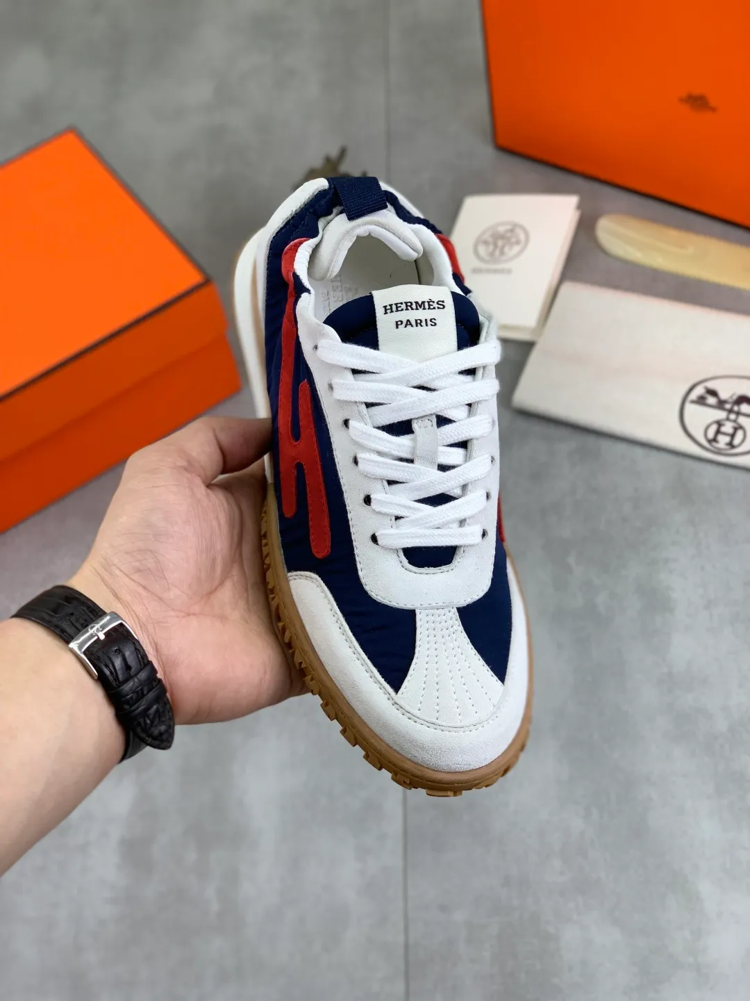 Men's men's shoes 💰P600 New model Top version Original order Hermes Hermès men's Drift Sneaker Summer new casual sports shoes Original purchase, development, production H family men's classic series, technological breathable fabrics with cowhide, casual sports shoes, casual shoes, sports dad shoes combine high-tech breathable materials and cowhide, H family exclusive button decoration on the side. The outsole is full of H italic design and bright colors to show vitality and continue the brand design inspiration. Stroll around the city lightly and feel free and comfortable. Delivered in exquisite packaging 🛍📦 ▪️Fabric: original customized breathable material + first-layer cowhide ▪️Inner: cowhide feet ▪️Outsole: molded and evacuated PU+TPU material ▪️Size: 35-45 Multiple colors available Premium packaging